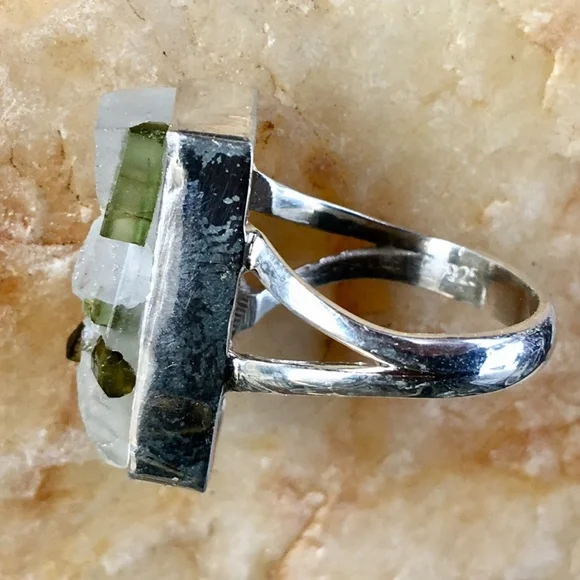 Green tourmaline crystals in quartz sterling ring - Picture 7 of 7
